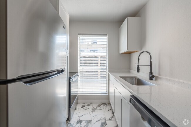 1BR, 1BA - 785SF - Kitchen - 4414 Worth St