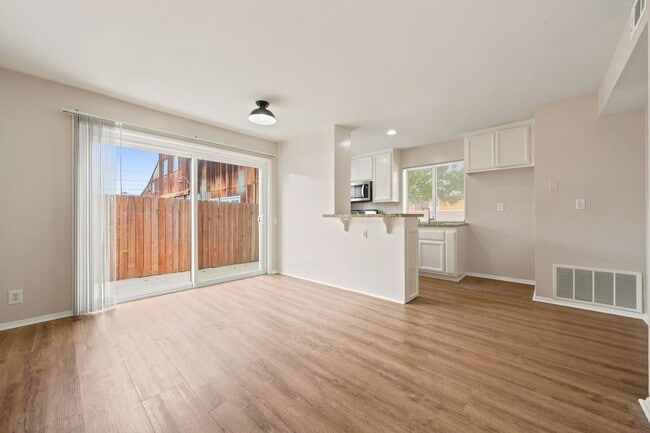 Building Photo - 225 20th St Unit 225 1/2