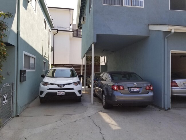 onsite parking - 10954 Charnock Rd Apartamentos Unidad 10954