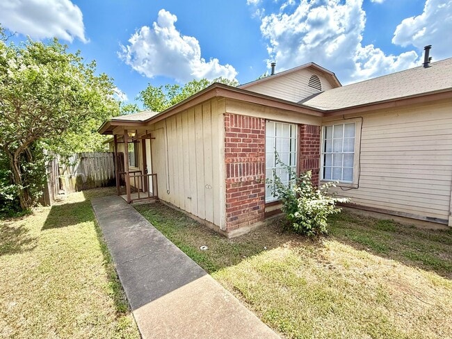 Building Photo - Duplex for Lease in Round Rock