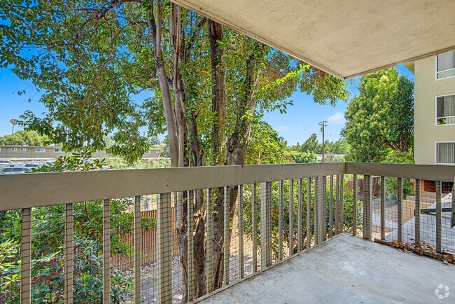 2BR, 2BA - 950SF - Balcony