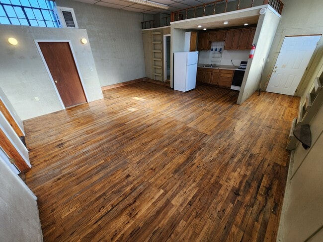 Building Photo - 208 MAINApt