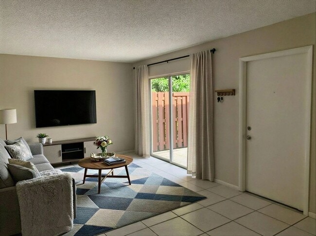 Building Photo - 2 Bedroom 1.5 Bath 2 Story Townhouse