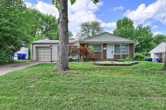 Building Photo - Lovely Large 3 Bedroom 1 1/2  Bath Ranch Style Home