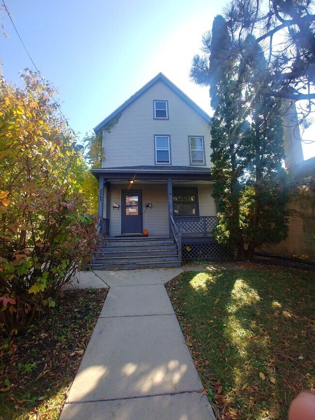 Building Photo - 2065 Winnebago St Unit 1