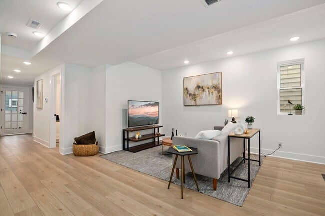 Building Photo - 3104 N Sacramento Ave Rental