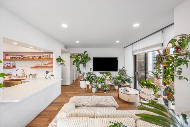 Photo - 14 Greenway Plz Unit 23P