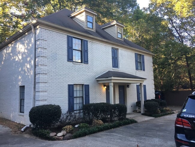 Building Photo - Walk to the Square! Female college student in search of 2 roommates!