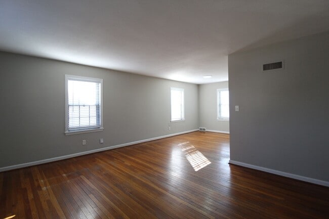 Photo - February FREE On This 2 Bedroom 1 Bath Duplex In The Waldo Area
