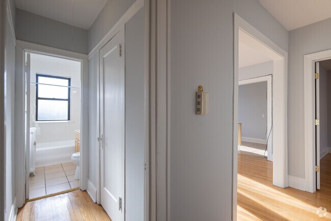 2BR, 1BA - 755SF