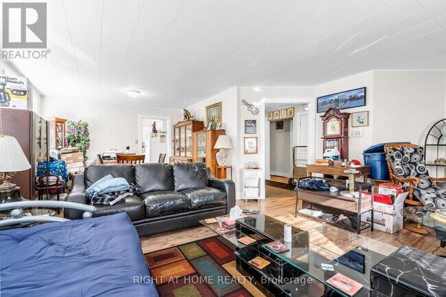 Photo - 32 Matchedash St N