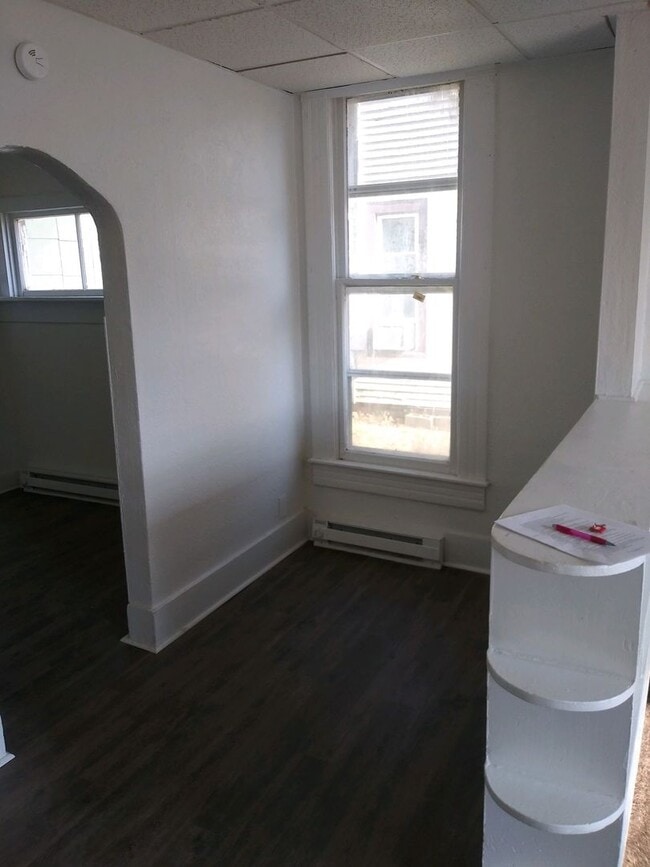 Building Photo - 1024 W 5th St Unit Apt 2