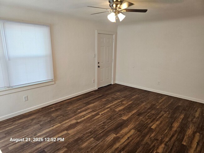 Photo - 848 N E St