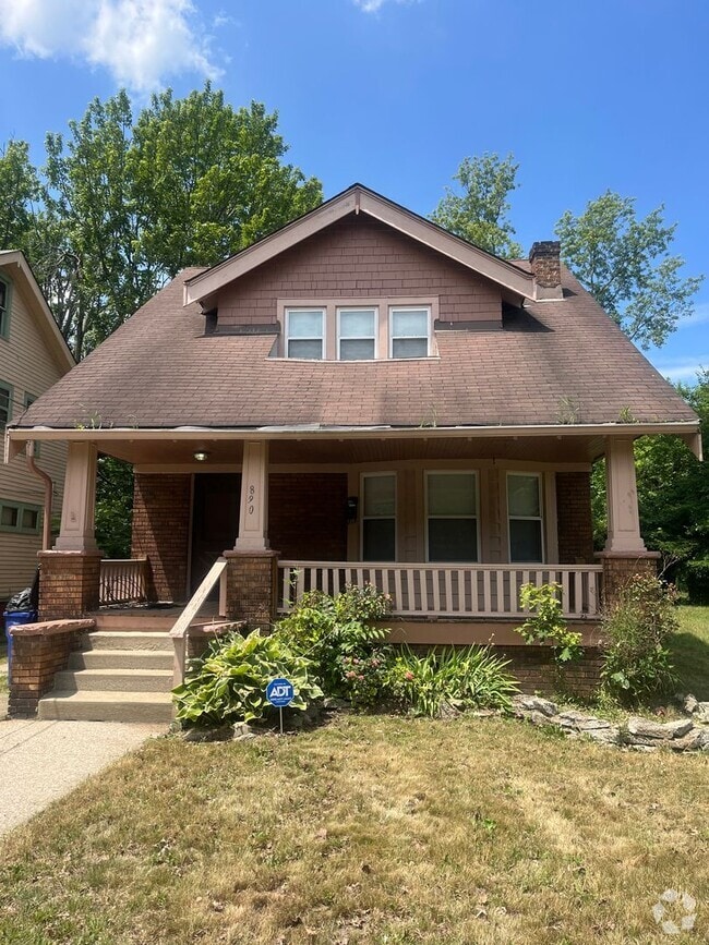 Building Photo - Section 8 Accepted! Spacious Newly Renovat... Rental