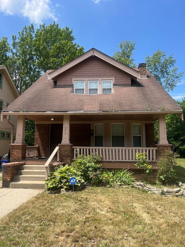 Building Photo - Section 8 Accepted! Spacious Newly Renovat... Rental