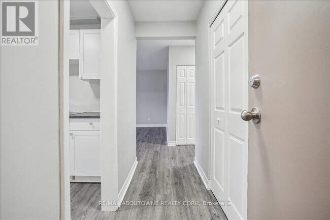 Photo - 2354 Queensway Dr Unit 2
