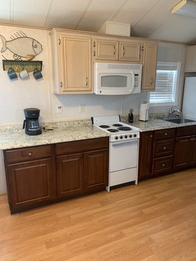 Photo - 2580 NE Indian River Dr