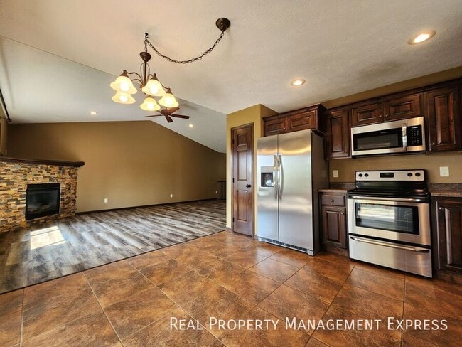 Photo - Modern 4 Bedroom 2 Bathroom Twin-Home in Tea