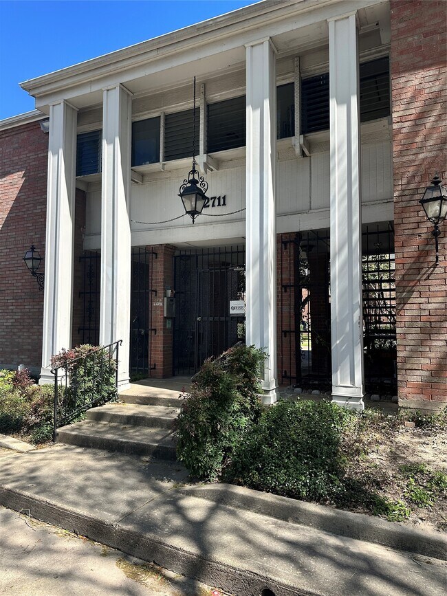 Building Photo - 2711 Briarhurst Dr Unit 3