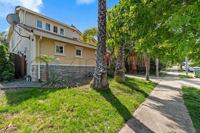 Photo - 338 Roundhill Dr