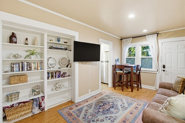 Photo - 411-13 N Ditmar St