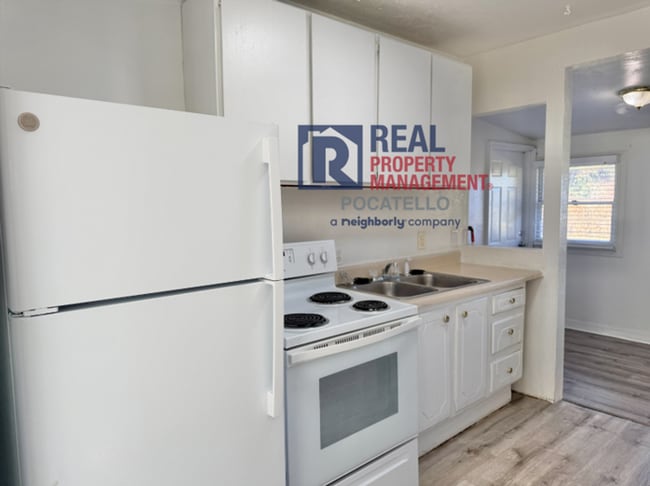 Photo - 5 bed 1.5 bath house - Pet Friendly