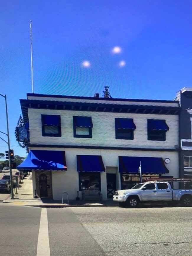 Fantástica ubicación! Encantador apartamento de 2 habitaciones en Piedmont Ave. Pisos de madera, cocina grande. - 4403 Piedmont Ave Unidad B