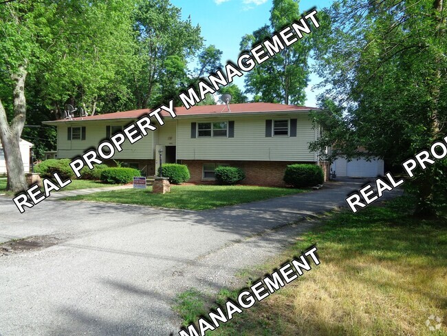 Building Photo - Two Bedroom Apartment W/ Garage