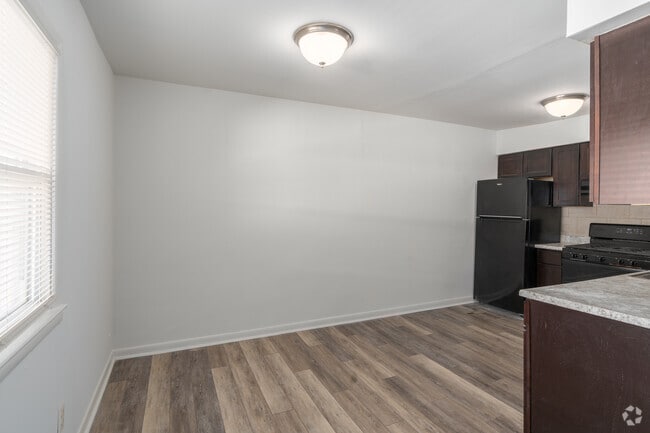 2BR, 1BA - 850SF - Kitchen - Madison Manor Apartments