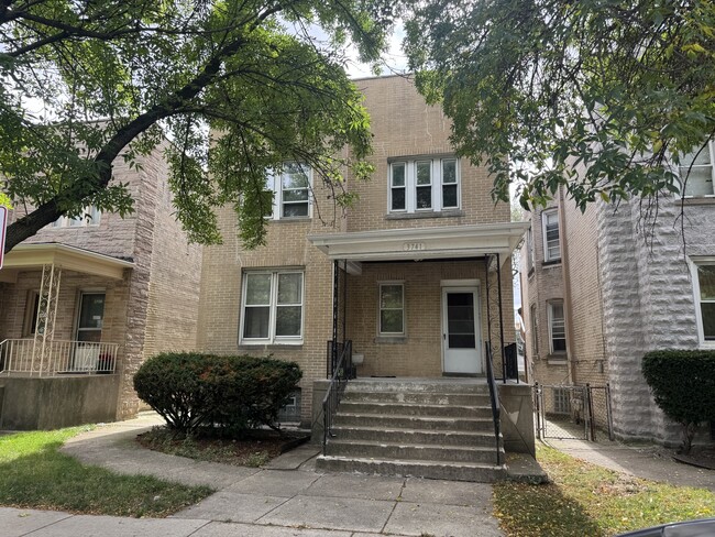 Building Photo - 3741 W Irving Park Rd Unit 2