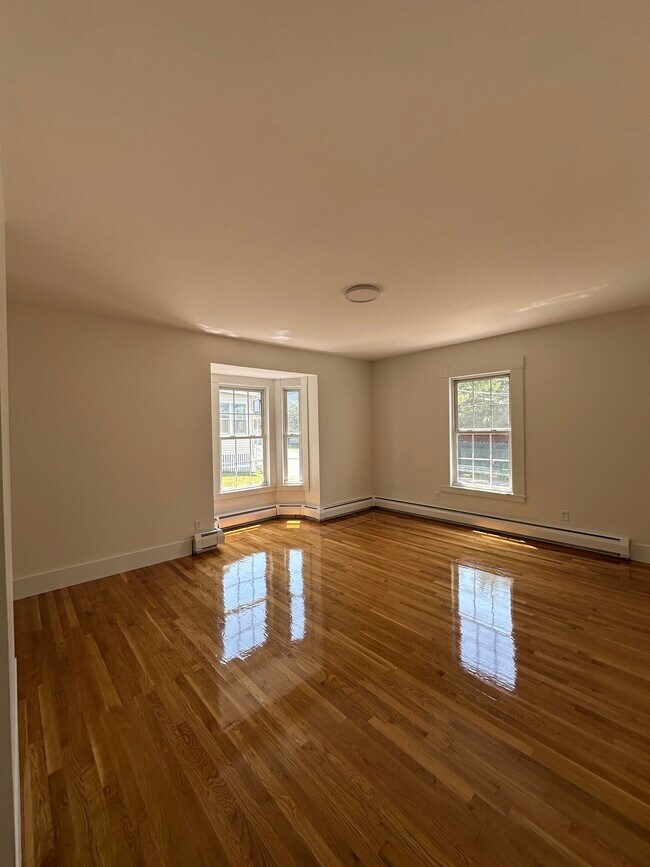 Spacious living room with abundant natural light - 7 Buxton Ct