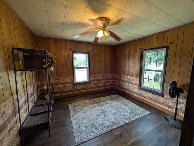 Photo - 405 S Skaggs Rd