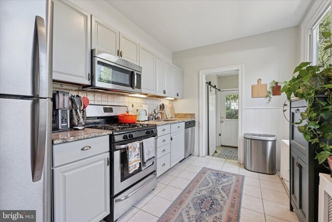 Photo - 466 Conarroe St
