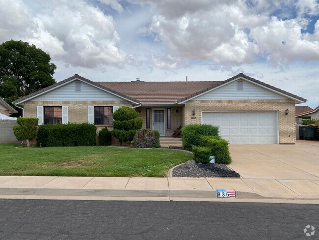 Building Photo - 3 bed 2 bath in nice neighborhood Rental