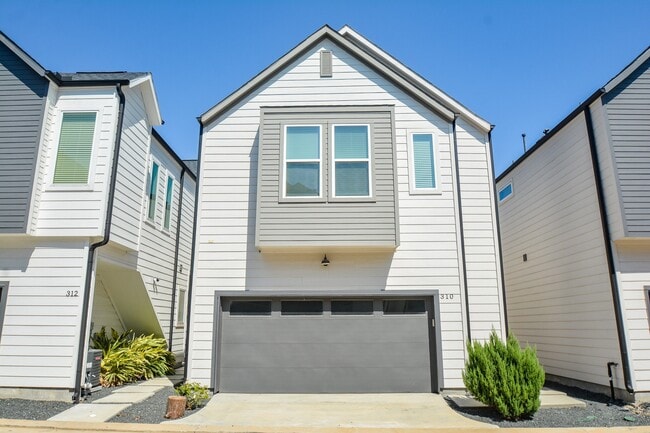 Photo - 310 Cyclamen St