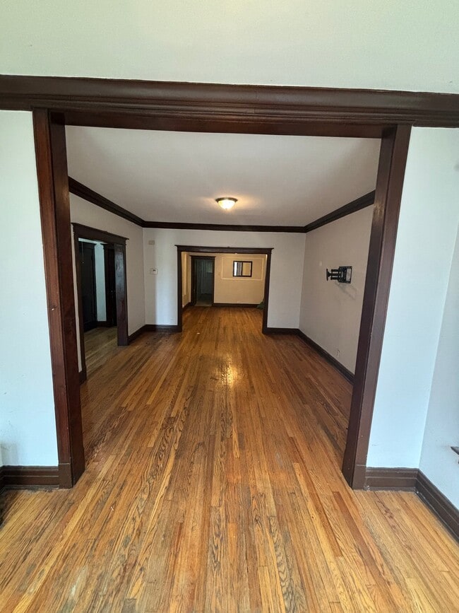 Building Photo - 708 W 61st Pl