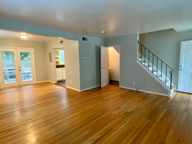 Photo - 971 St Marys St
