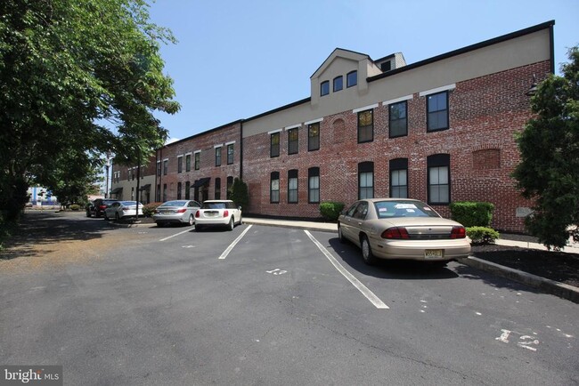 Building Photo - 20 Swan St Unit A15