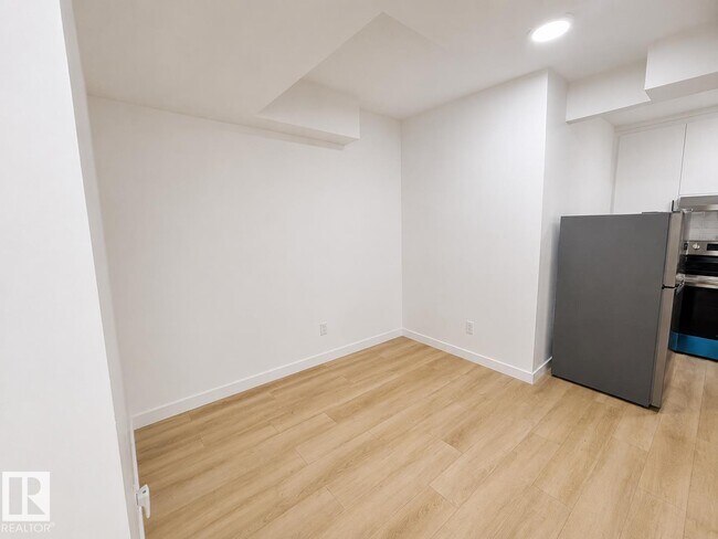 Photo - #BASEMENT 1913 209A ST NW