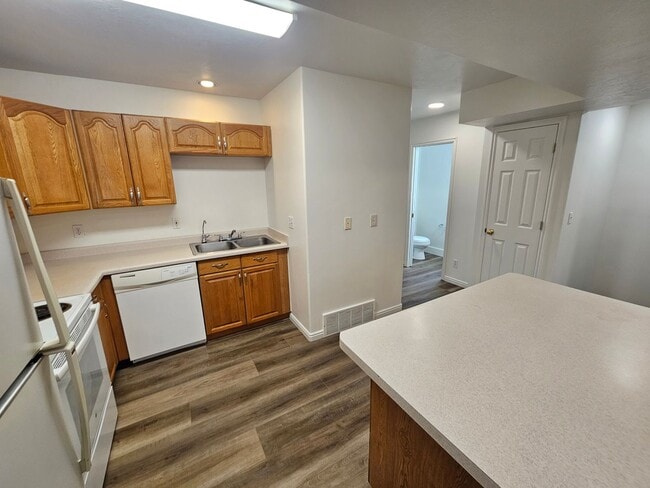 Photo - Spacious 3 Bd 2.5 Bath Townhouse in Bountiful