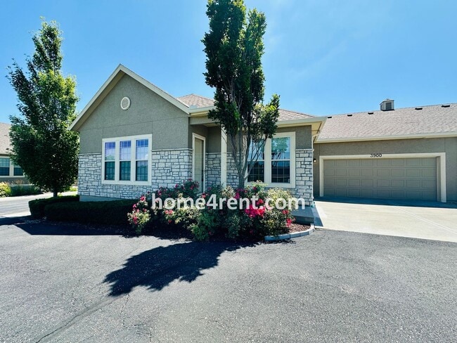 Building Photo - Main Level Primary Bedroom, Updated Kitche... Rental
