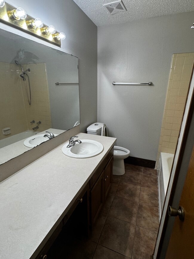 1104 E 24th St Unit B
