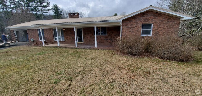 Building Photo - 4 bed/2 bath Brick Ranch, Convenient Locat... Rental