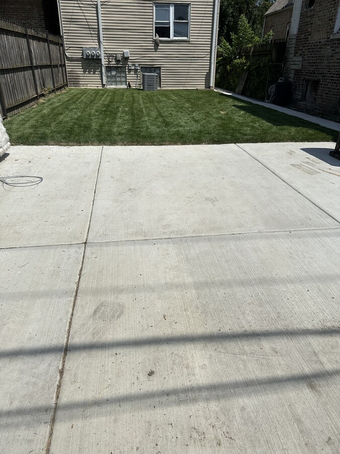 Yard/Available parking spot - 946 N Harding Ave Apartamentos