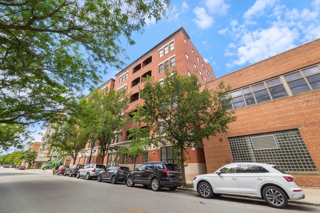 Building Photo - 1148 W Monroe St Unit 3SE Rental