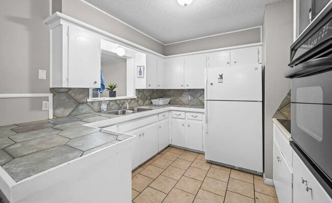 Photo - 3/2/1 Great Price Great Location. Available Now!