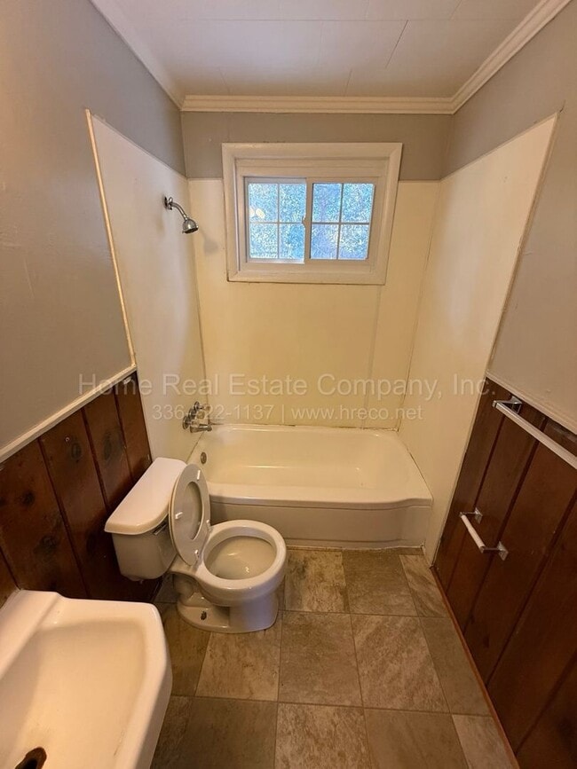 Photo - 1432 Douglas St