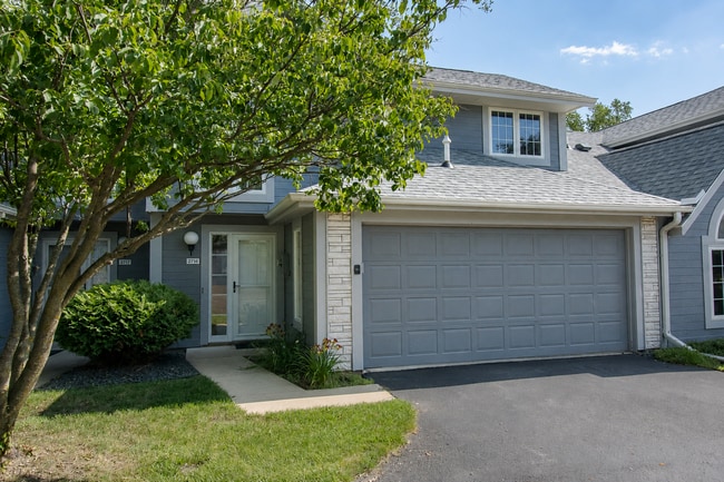 Building Photo - Beautiful Townhome in an Established Neighborhood
