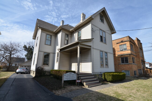 Building Photo - 6839 Plainfield Rd Unit 2