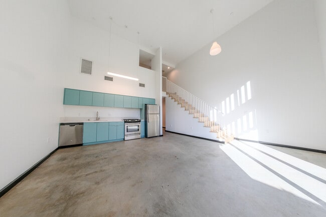 Building Photo - 1313 Sunset